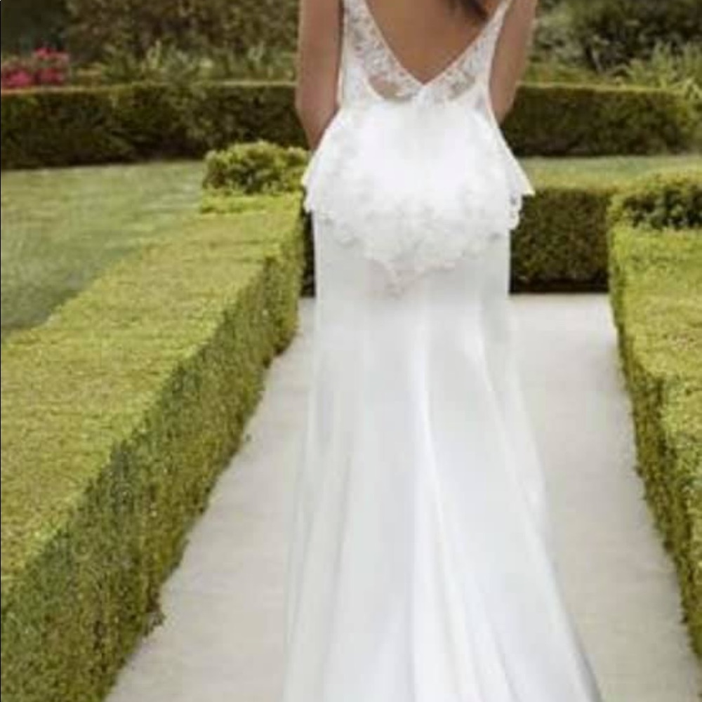 Never Worn NWT Wedding Dress fits like a 6/8